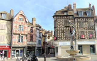 Auxerre Brunnen und allte Häuser